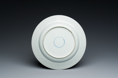 Assiette de type 'South Sea Bubble' en porcelaine de Chine &agrave; d&eacute;cor de l'Harlequin de la commedia dell'arte, Kangxi/Yongzheng
