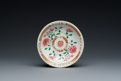 Tasse et soucoupe en porcelaine de Chine famille rose ajour&eacute;es et &agrave; double parois, Yongzheng/Qianlong