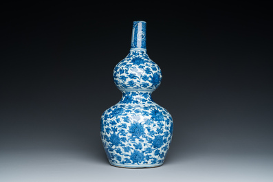 Vase de forme double gourde en porcelaine de Chine en bleu et blanc &agrave; d&eacute;cor de rinceaux de lotus, Jiajing/Wanli