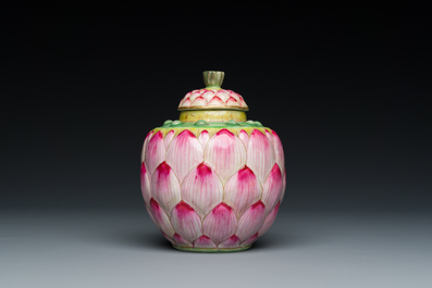 Petit vase couvert en forme de lotus en porcelaine de Chine famille rose, marque et probablement &eacute;poque de Qianlong