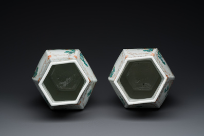 Paire de vases de forme hexagonale en porcelaine de Chine famille rose &agrave; sujet mandarin, Qianlong
