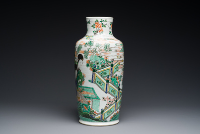 Een Chinese famille verte rouleau vaas met dames aan een studietafel, Kangxi