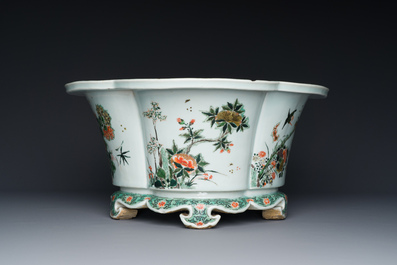Jardini&egrave;re imp&eacute;riale en porcelaine de Chine famille verte, marque et &eacute;poque de Kangxi