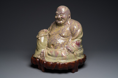 Tr&egrave;s grande figure de Bouddha en gr&egrave;s porcelaineux &agrave; &eacute;mail flamb&eacute; dite 'de Shiwan', 18/19&egrave;me