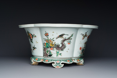 Jardini&egrave;re imp&eacute;riale en porcelaine de Chine famille verte, marque et &eacute;poque de Kangxi