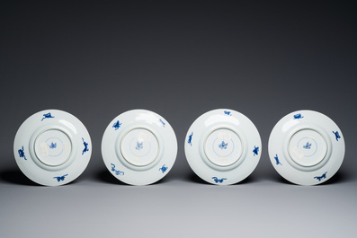 Twaalf Chinese blauw-witte schotels met decor van antiquiteiten, Kangxi