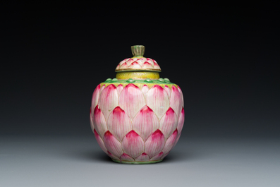 Petit vase couvert en forme de lotus en porcelaine de Chine famille rose, marque et probablement &eacute;poque de Qianlong