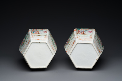 Paire de vases de forme hexagonale en porcelaine de Chine famille rose &agrave; sujet mandarin, Qianlong