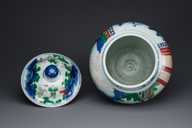Grand vase couvert en porcelaine de Chine wucai &agrave; d&eacute;cor de l'anniversaire de Guo Ziyi, &eacute;poque Transition
