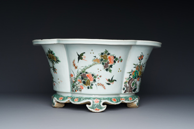 Jardini&egrave;re imp&eacute;riale en porcelaine de Chine famille verte, marque et &eacute;poque de Kangxi