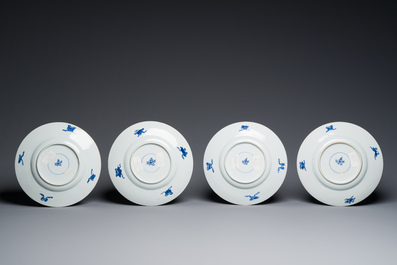 Twaalf Chinese blauw-witte schotels met decor van antiquiteiten, Kangxi