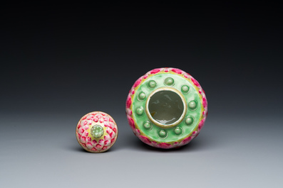 Petit vase couvert en forme de lotus en porcelaine de Chine famille rose, marque et probablement &eacute;poque de Qianlong