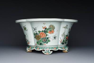 Jardini&egrave;re imp&eacute;riale en porcelaine de Chine famille verte, marque et &eacute;poque de Kangxi