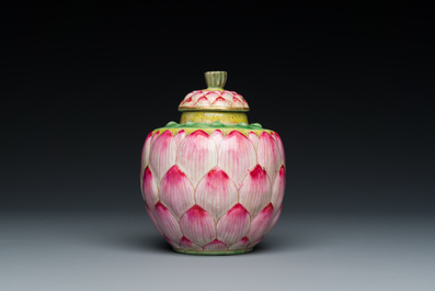 Petit vase couvert en forme de lotus en porcelaine de Chine famille rose, marque et probablement &eacute;poque de Qianlong
