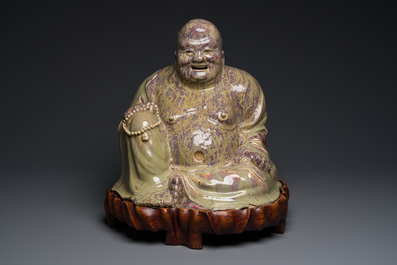 Tr&egrave;s grande figure de Bouddha en gr&egrave;s porcelaineux &agrave; &eacute;mail flamb&eacute; dite 'de Shiwan', 18/19&egrave;me