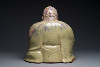 Tr&egrave;s grande figure de Bouddha en gr&egrave;s porcelaineux &agrave; &eacute;mail flamb&eacute; dite 'de Shiwan', 18/19&egrave;me
