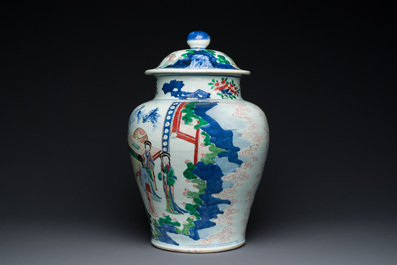 Grand vase couvert en porcelaine de Chine wucai &agrave; d&eacute;cor de l'anniversaire de Guo Ziyi, &eacute;poque Transition