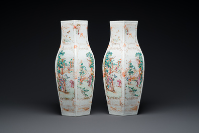 Paire de vases de forme hexagonale en porcelaine de Chine famille rose &agrave; sujet mandarin, Qianlong