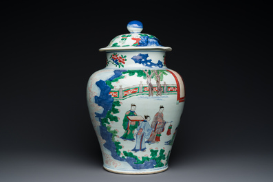 Grand vase couvert en porcelaine de Chine wucai &agrave; d&eacute;cor de l'anniversaire de Guo Ziyi, &eacute;poque Transition