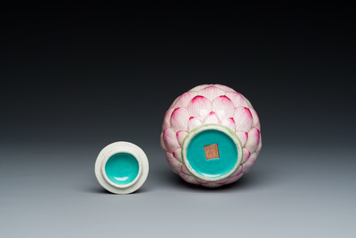 Petit vase couvert en forme de lotus en porcelaine de Chine famille rose, marque et probablement &eacute;poque de Qianlong