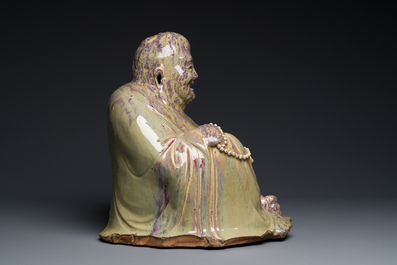 Tr&egrave;s grande figure de Bouddha en gr&egrave;s porcelaineux &agrave; &eacute;mail flamb&eacute; dite 'de Shiwan', 18/19&egrave;me