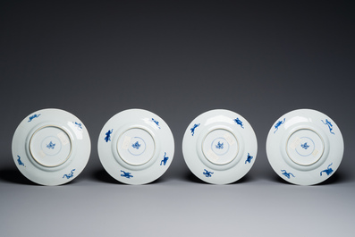 Twaalf Chinese blauw-witte schotels met decor van antiquiteiten, Kangxi