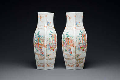 Paire de vases de forme hexagonale en porcelaine de Chine famille rose &agrave; sujet mandarin, Qianlong
