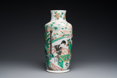 Een Chinese famille verte rouleau vaas met dames aan een studietafel, Kangxi