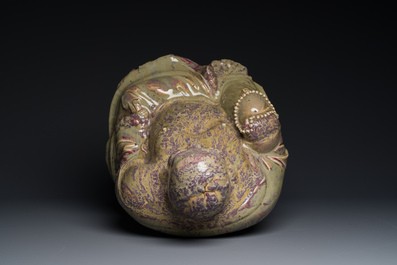 Tr&egrave;s grande figure de Bouddha en gr&egrave;s porcelaineux &agrave; &eacute;mail flamb&eacute; dite 'de Shiwan', 18/19&egrave;me