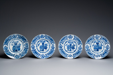 Twaalf Chinese blauw-witte schotels met decor van antiquiteiten, Kangxi