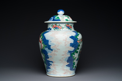Grand vase couvert en porcelaine de Chine wucai &agrave; d&eacute;cor de l'anniversaire de Guo Ziyi, &eacute;poque Transition