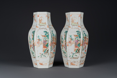 Paire de vases de forme hexagonale en porcelaine de Chine famille rose &agrave; sujet mandarin, Qianlong