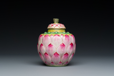 Petit vase couvert en forme de lotus en porcelaine de Chine famille rose, marque et probablement &eacute;poque de Qianlong