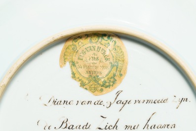 Assiette en porcelaine de Chine coquille d'oeuf &agrave; d&eacute;cor de 'Diane et Act&eacute;on' surd&eacute;cor&eacute;e aux Pays-Bas avec un texte au dos, Yongzheng