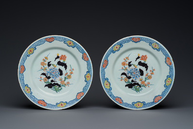Een paar polychrome Delftse borden met floraal chinoiserie decor met zwarte accenten, 18e eeuw