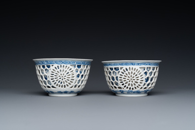 Paire de tasses et soucoupes ajour&eacute;es et &agrave; double parois en porcelaine de Chine en bleu et blanc, Kangxi