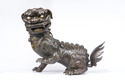 Rare br&ucirc;le-parfum en forme de lion en bronze incrust&eacute;, Chine, Ming