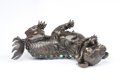 Rare br&ucirc;le-parfum en forme de lion en bronze incrust&eacute;, Chine, Ming