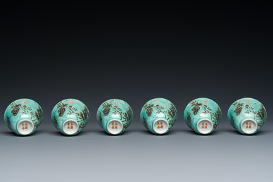 Twaalf Chinese Dayazhai wijnkoppen met grisaille decor op turquoise fondkleur, Yong Qing Chang Chun 永慶長春 merk, Guangxu