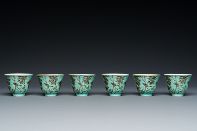 Twaalf Chinese Dayazhai wijnkoppen met grisaille decor op turquoise fondkleur, Yong Qing Chang Chun 永慶長春 merk, Guangxu