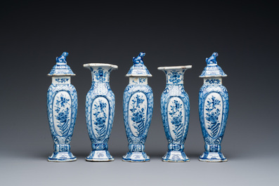 Petite garniture de cinq vases en fa&iuml;ence de Delft en bleu et blanc, 18&egrave;me