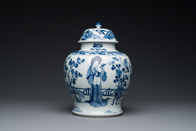 Vase couvert en porcelaine de Chine en bleu et blanc &agrave; d&eacute;cor de dames dans un jardin, marque de Chenghua, Kangxi