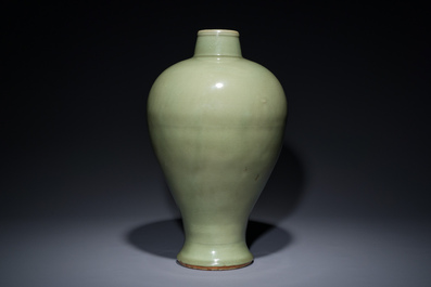 Vase de type 'meiping' en porcelaine de Chine c&eacute;ladon de Longquan, Ming