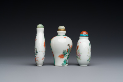 Drie Chinese famille rose en verte snuifflessen, 19e eeuw