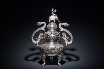 Grand br&ucirc;le-parfum tripod en argent, marque Shanghai Xinfengxiang 上海新鳳祥, Chine, dat&eacute; 1925
