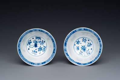 Paire de tasses et soucoupes ajour&eacute;es et &agrave; double parois en porcelaine de Chine en bleu et blanc, Kangxi