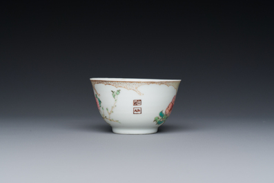 Een zeldzame Chinese famille rose 'hanen' kop en schotel met Baiyun Shanren 白雲山人 zegelmerk, Yongzheng