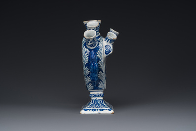Tulipi&egrave;re en fa&iuml;ence de Delft en bleu et blanc &agrave; d&eacute;cor de paons dans un jardin, 17/18&egrave;me