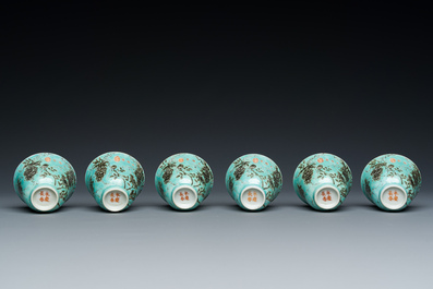 Twaalf Chinese Dayazhai wijnkoppen met grisaille decor op turquoise fondkleur, Yong Qing Chang Chun 永慶長春 merk, Guangxu