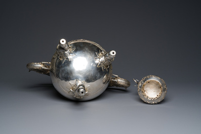 Grand br&ucirc;le-parfum tripod en argent, marque Shanghai Xinfengxiang 上海新鳳祥, Chine, dat&eacute; 1925